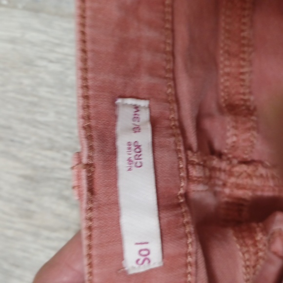 So distressed high rise cropped jeans size 13/31w peach colored - Picture 6 of 9